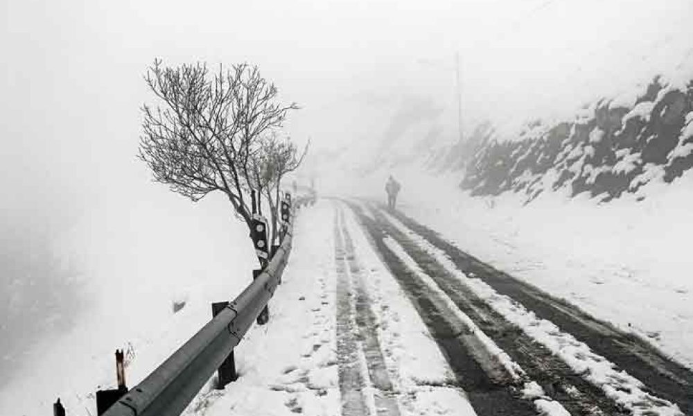 بارش برف در محورها و گردنه‌های برف‌گیر و کوهستانی استان سمنان
